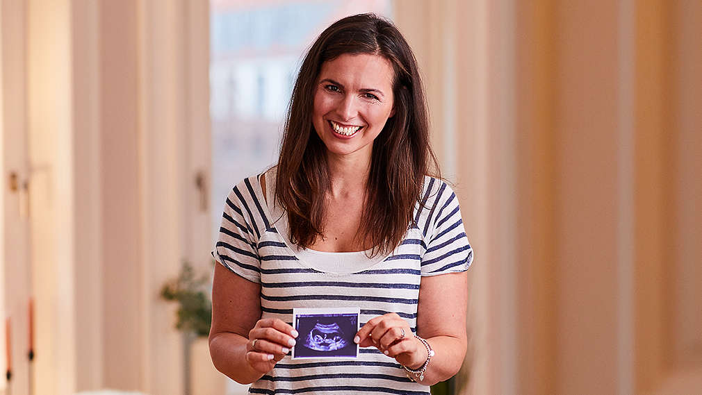 Paar betrachtet Ultraschallbild