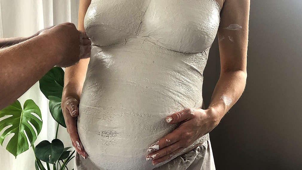 Gipsabdruck vom Bauch einer Schwangeren