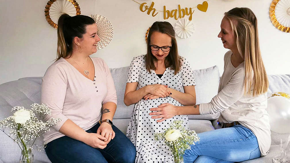 Schwangere mit Freundinnen bei Babyparty
