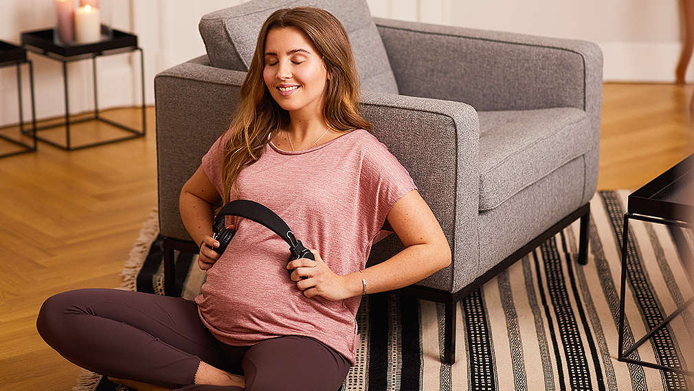 Babybauch mit Kopfhörern