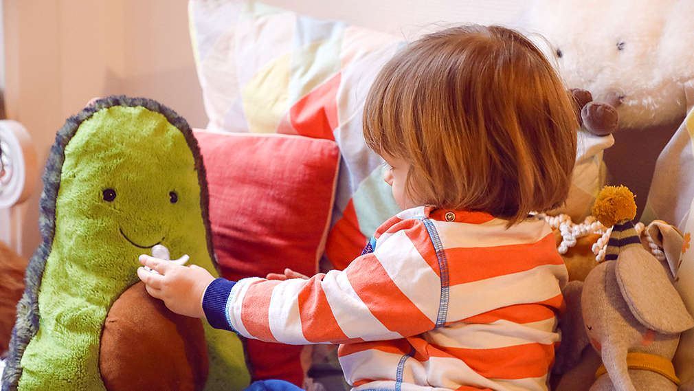 Kleinkind gibt Stofftier einen Schnuller