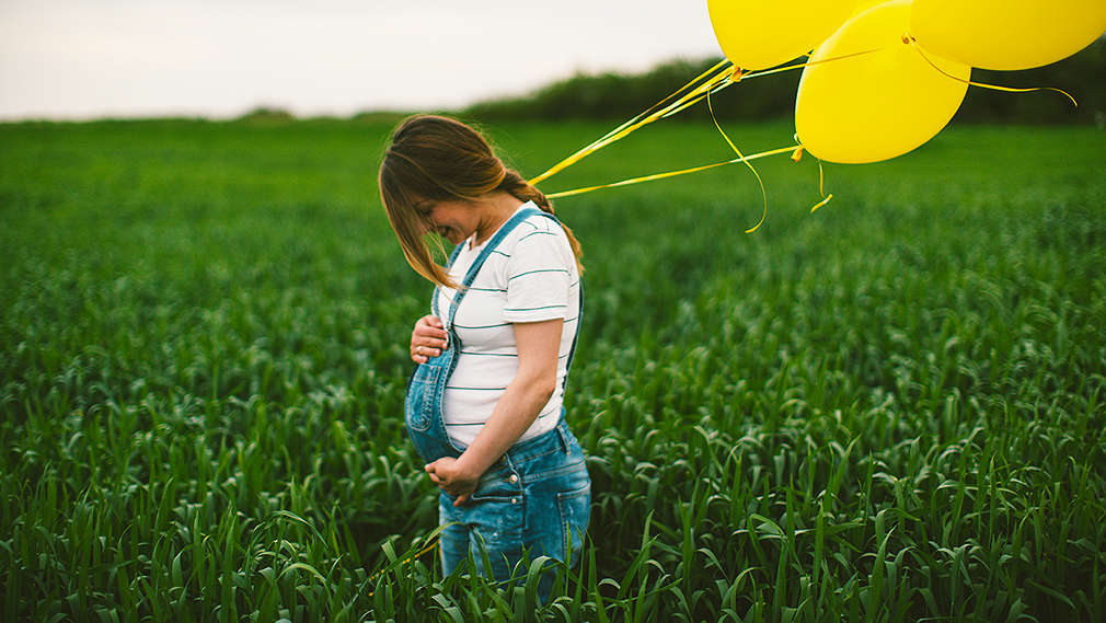 Schwangere Frau bei einem Fotoshooting