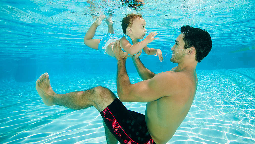 Vater mit Baby unter Wasser