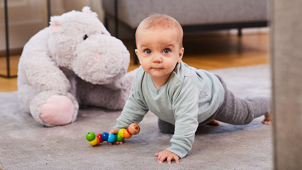 Baby krabbelt