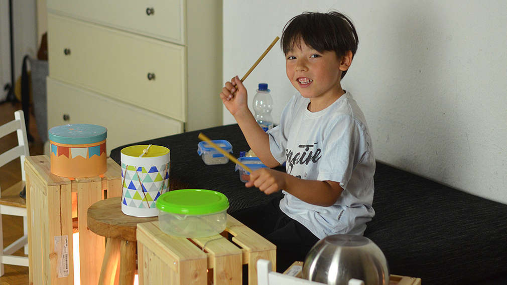 Kind spielt Instrument