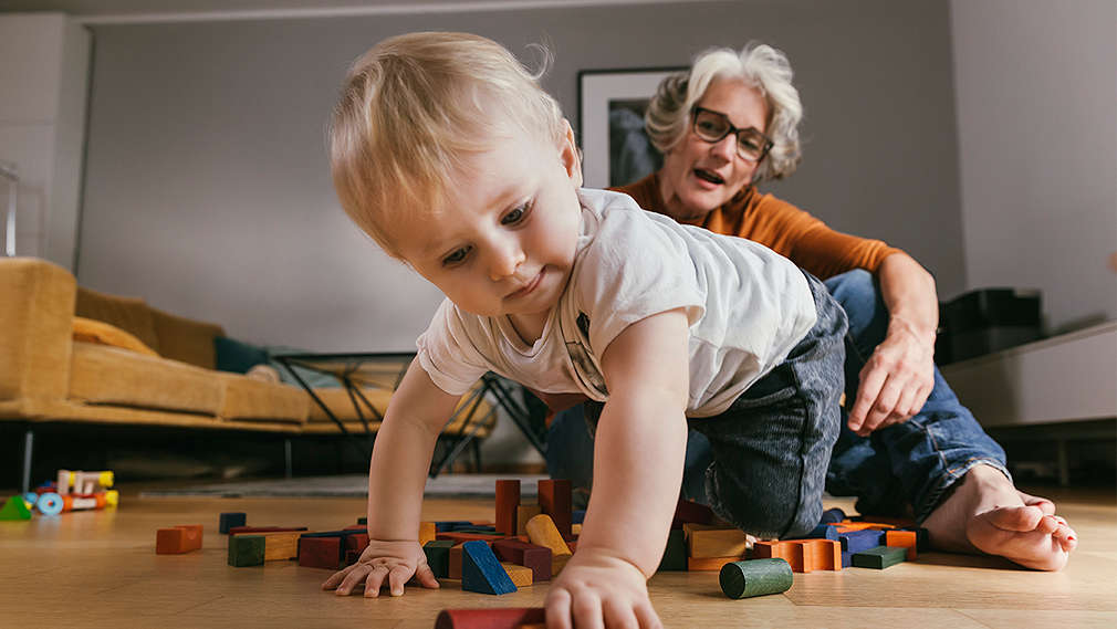 Großmutter spielt mit Kleinkind
