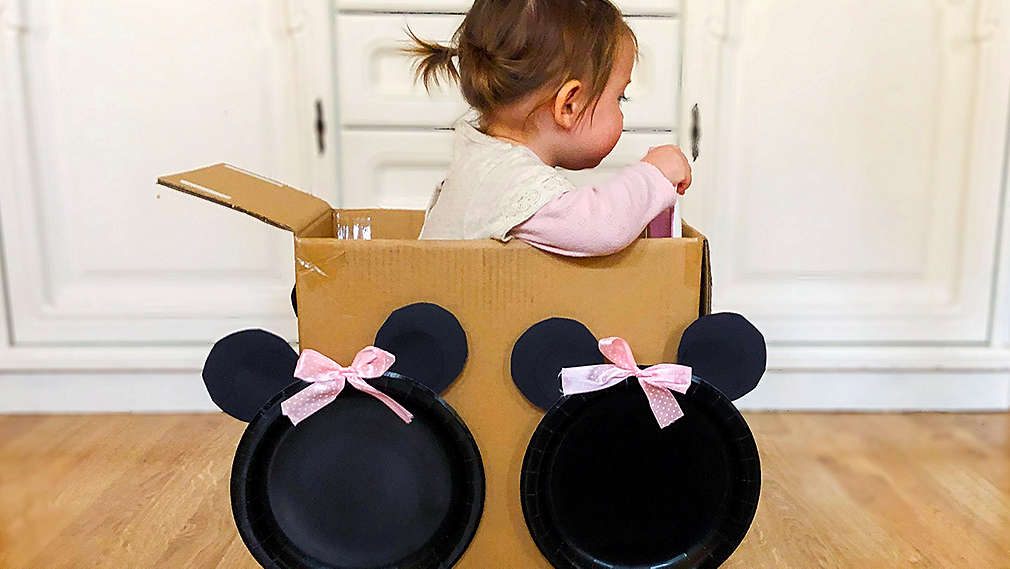 Kind spielt im Karton