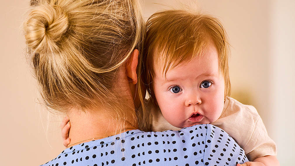 Mutter tröstet Kind