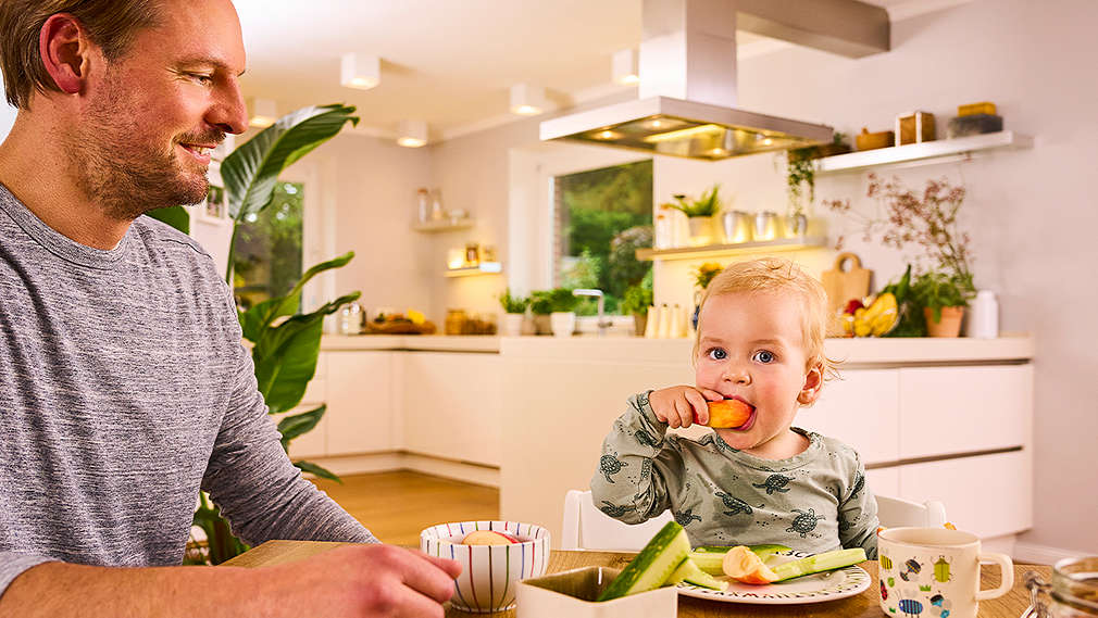 Vater und Kind haben Spaß beim Essen machen