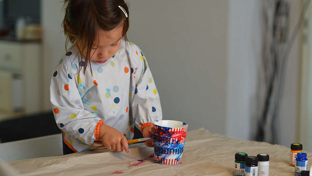 Mädchen bemalt Trinkbecher