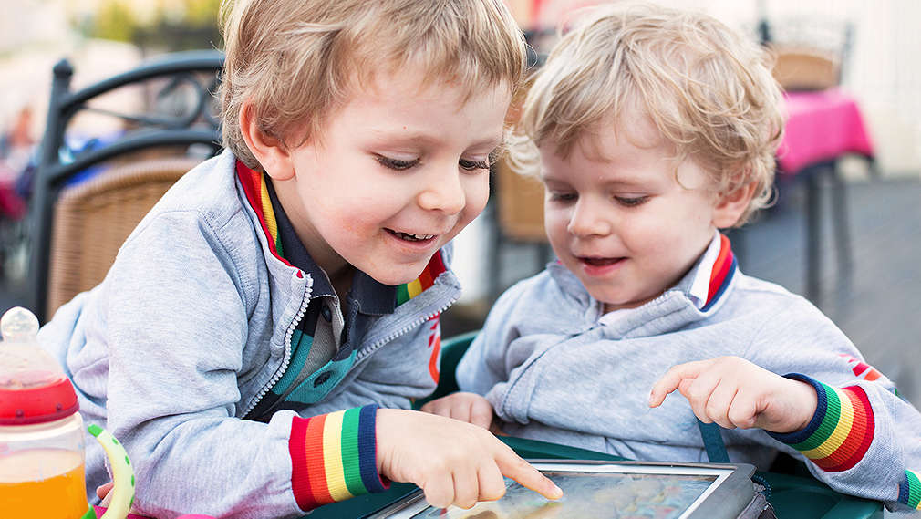 Kleinkinder am Tablet