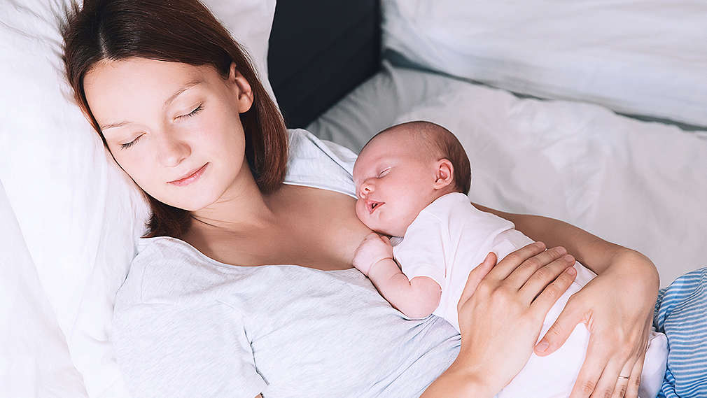 Mutter mit Baby auf Brust