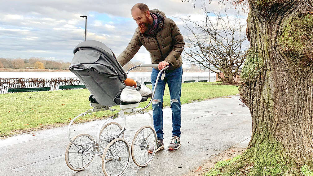Papa mit Kinderwagen