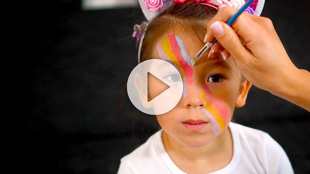 Mädchen wird geschminkt