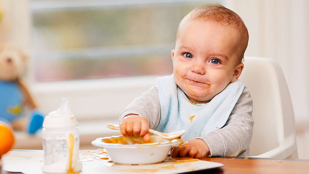 Baby isst Brei