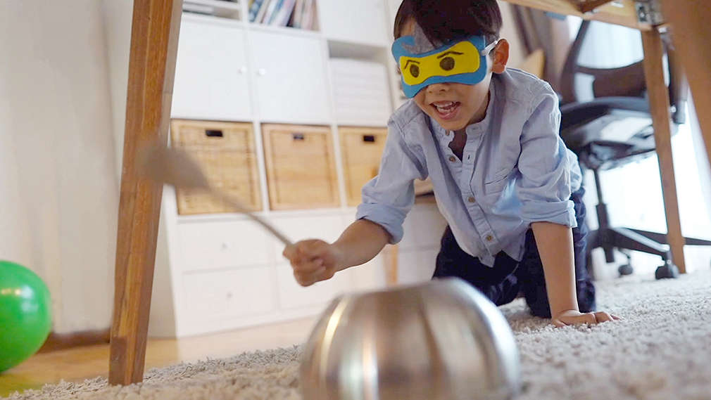 Junge beim Topfschlagen