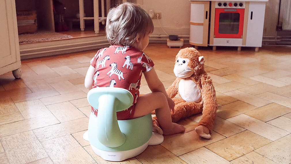 Kleinkind sitzt auf dem Töpfchen