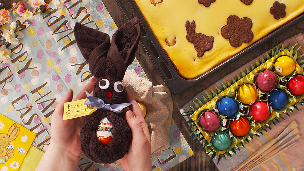 Bunt gedeckter Ostertisch