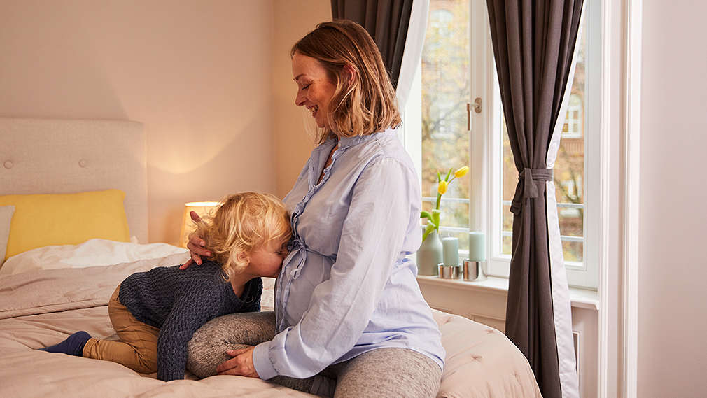 Schwangere Frau mit ihrem erstgeborenen Kind