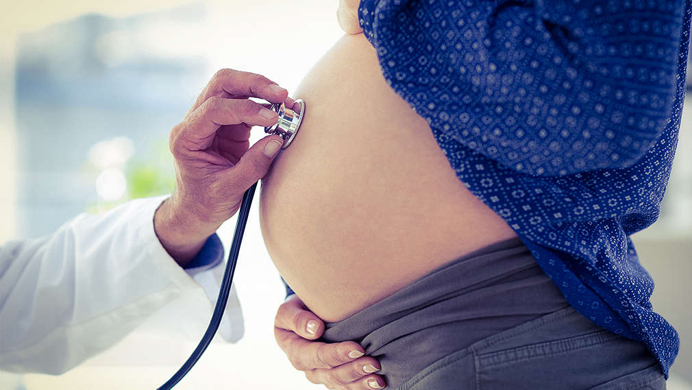 Stethoskop am Bauch einer Schwangeren
