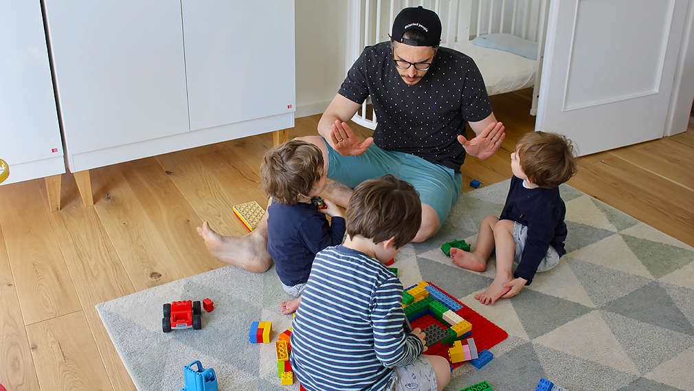 Vater schlichtet Streit unter Kindern