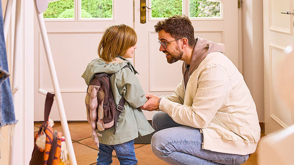 Vater mit Tochter an der Hand