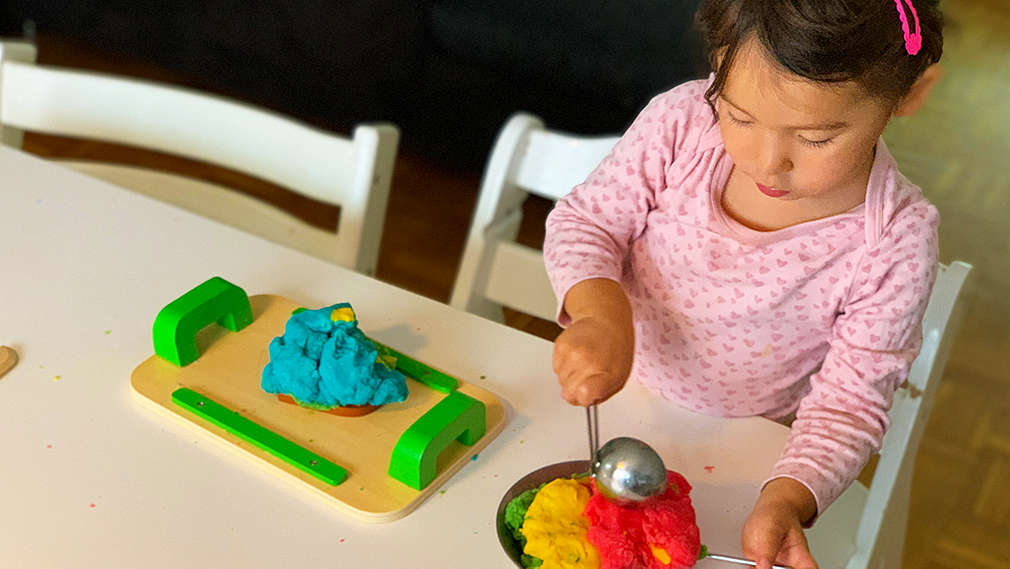 Mädchen spielt mit selbst gemachter Knete