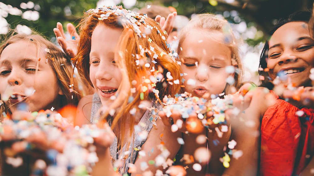 Mädchen mit Konfetti