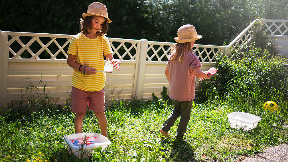 Jungen beim Spielen mit Wasserbomben