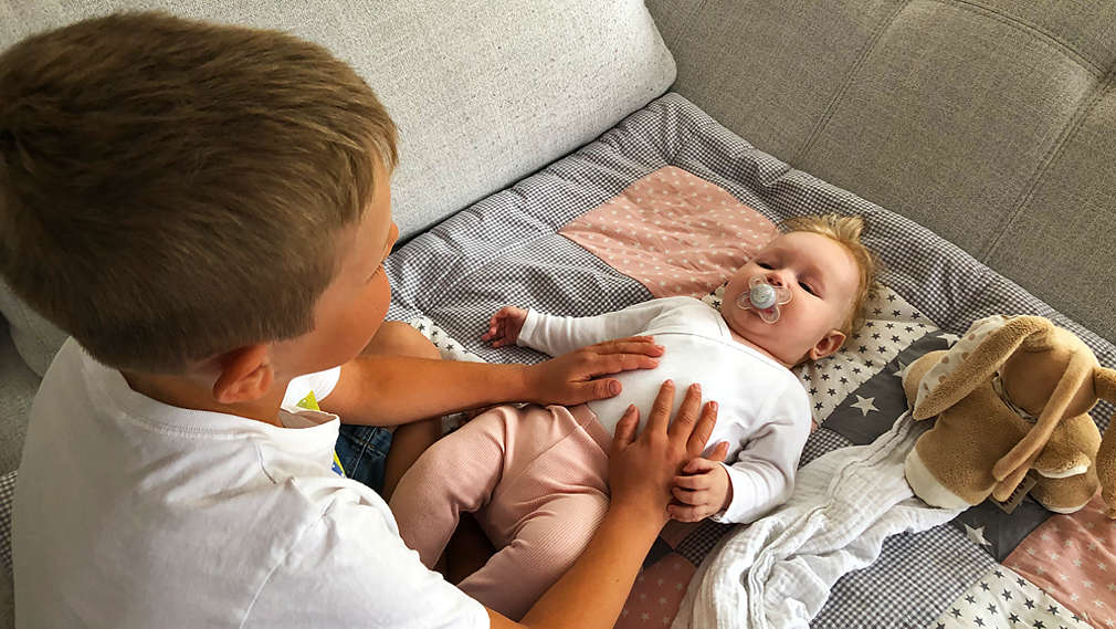 Junge mit Geschwisterchen