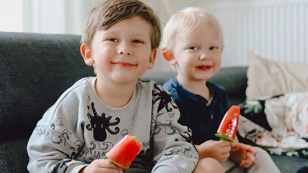 Zwei Kinder mit selbst gemachtem Eis in der Hand