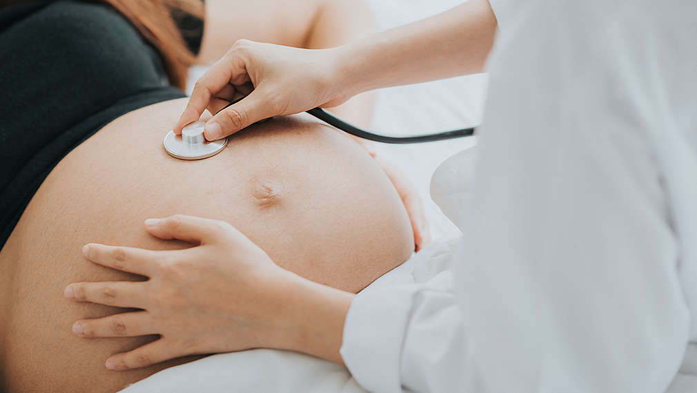 Ärztin hört Schwangere ab