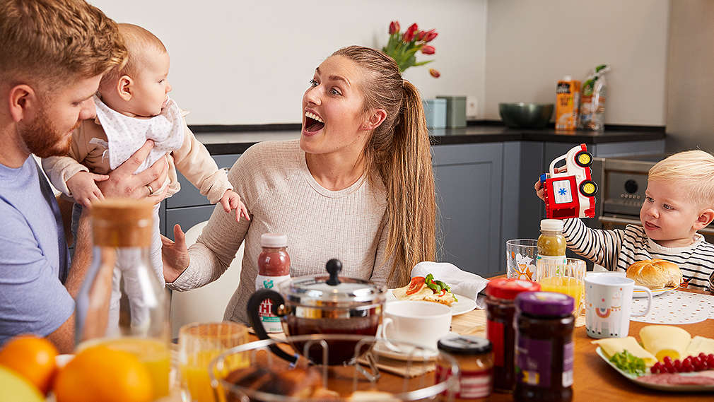 Eltern mit zwei Kindern beim Essen