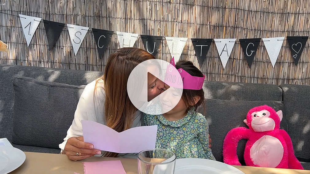 Mutter liest Tochter einen Brief vor