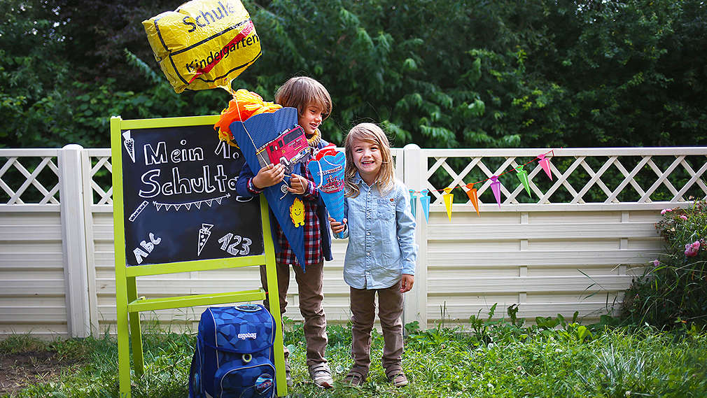 Junge mit Schultüte und kleinem Bruder