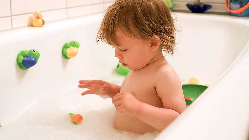 Kleinkind in der Badewanne