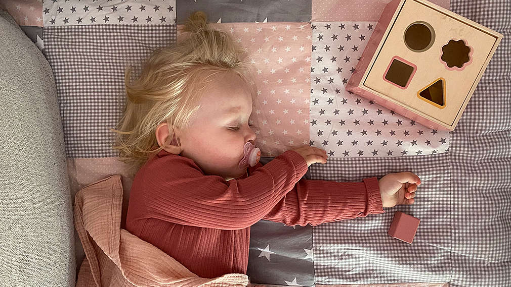 Kleinkind macht Mittagsschlaf