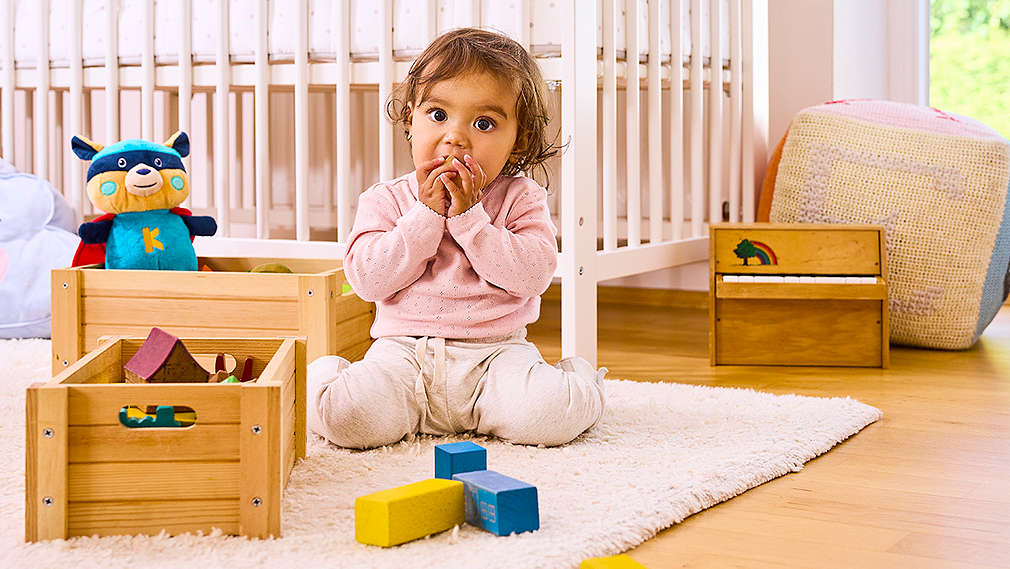 Mädchen das mit Bauklötzen spielt