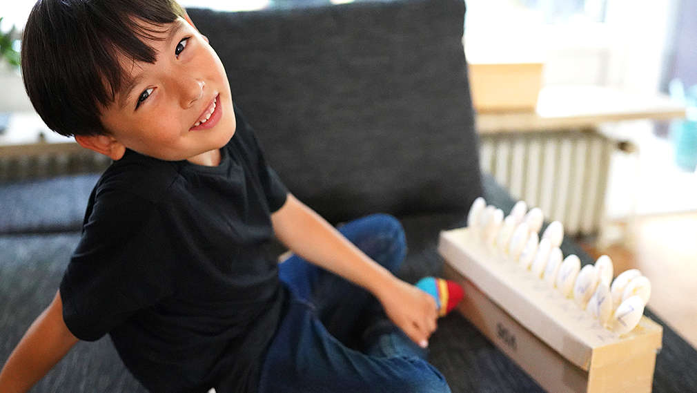 Junge schaut in die Kamera