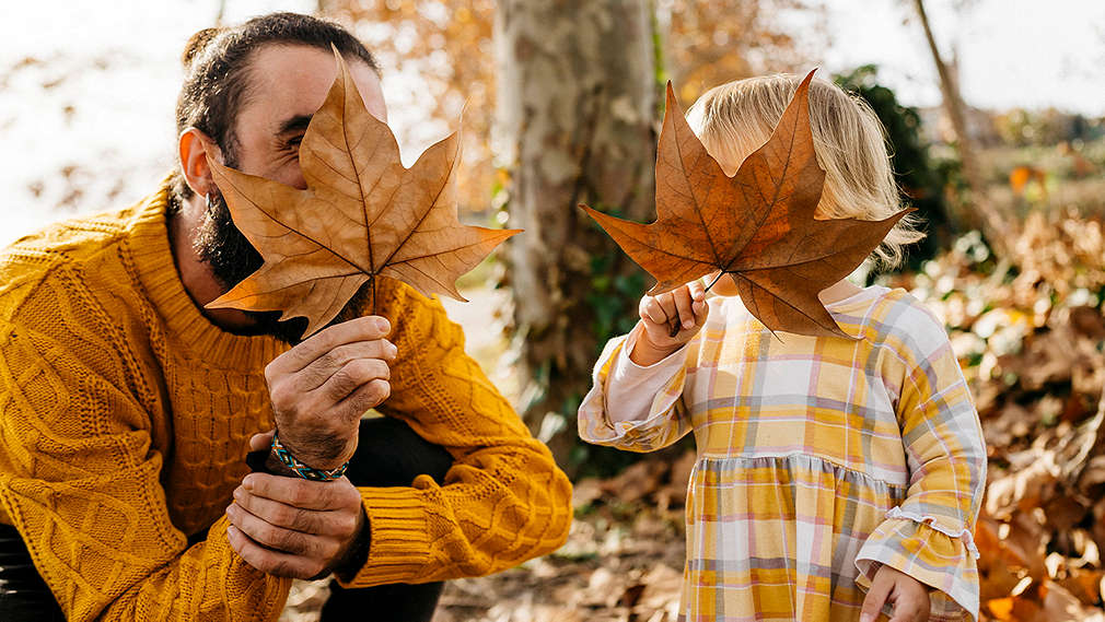 Vater mit Kindern am See