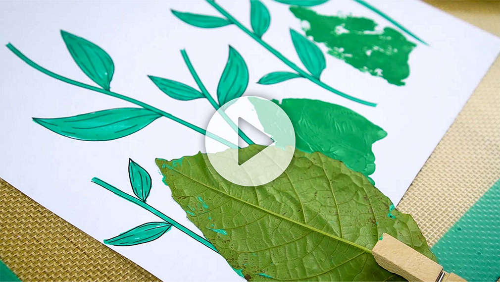 Mit Blumen bemaltes Blatt