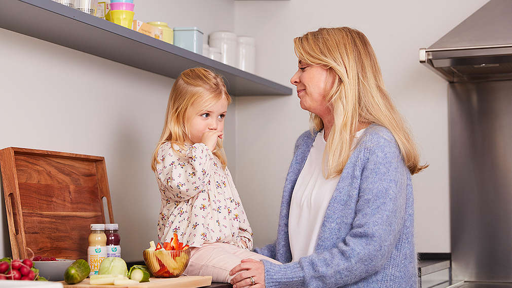 Mutter mit Tochter in der Küche