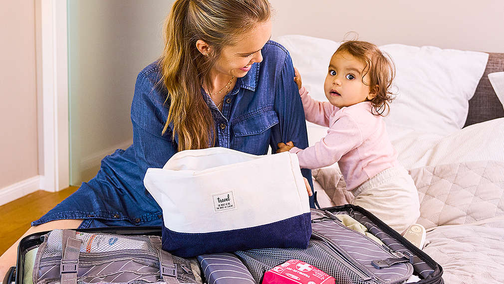 Kind packt einen Koffer