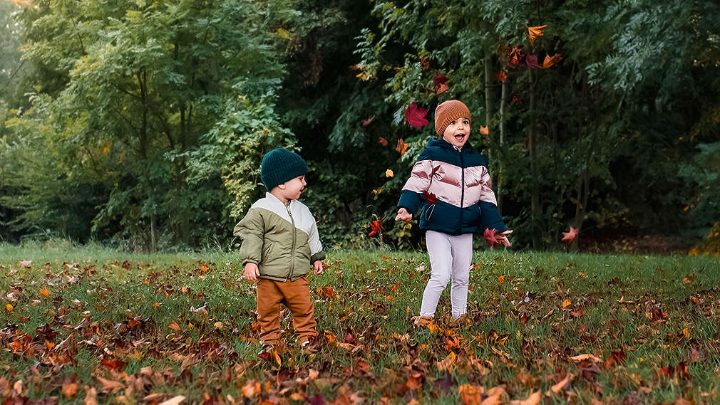 Zwei Kinder spielen im Wald