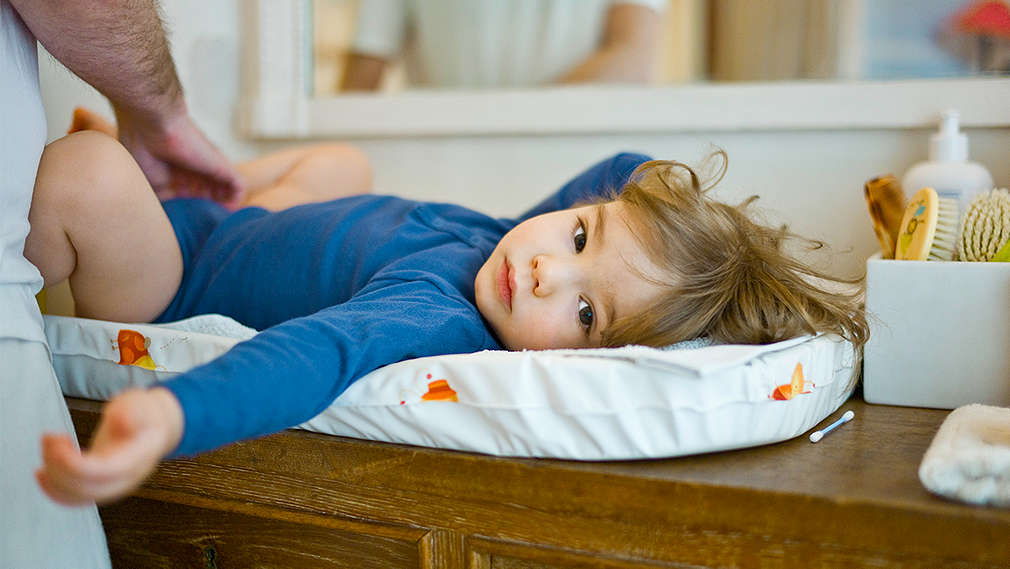 Junge auf dem Wickeltisch