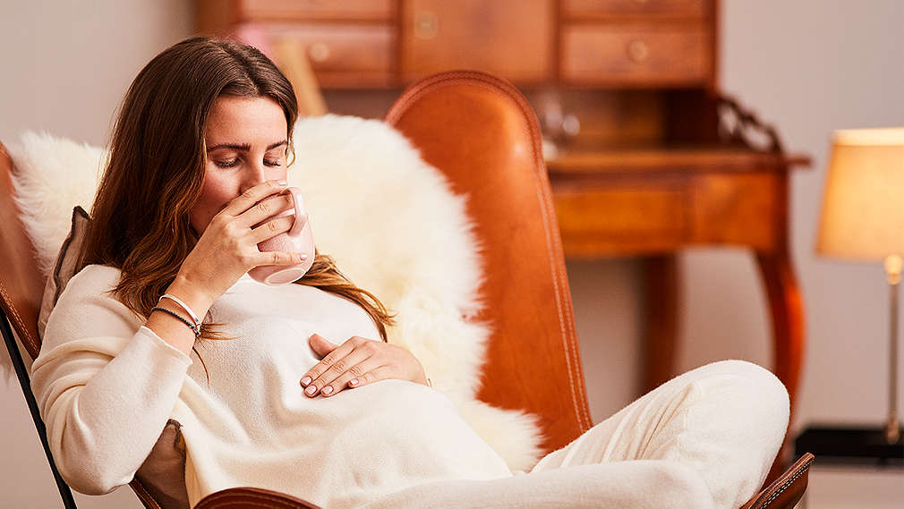 Schwangere Frau trinkt Tee