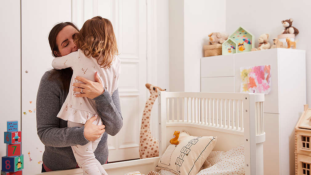 Mutter und Kind umarmen sich