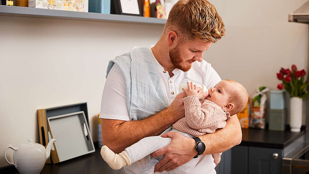 Vater gibt Baby das Fläschchen
