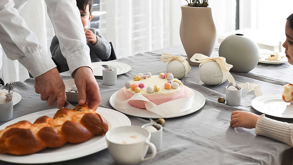 Festlich gedeckte Ostertafel