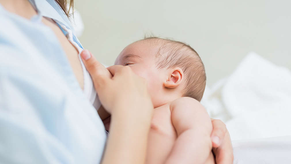 Baby an der Brust der Mutter